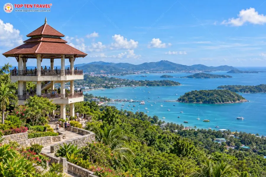 Tháp ngắm cảnh Khao Khad giữa đồi cây xanh nhìn ra vịnh biển Phuket