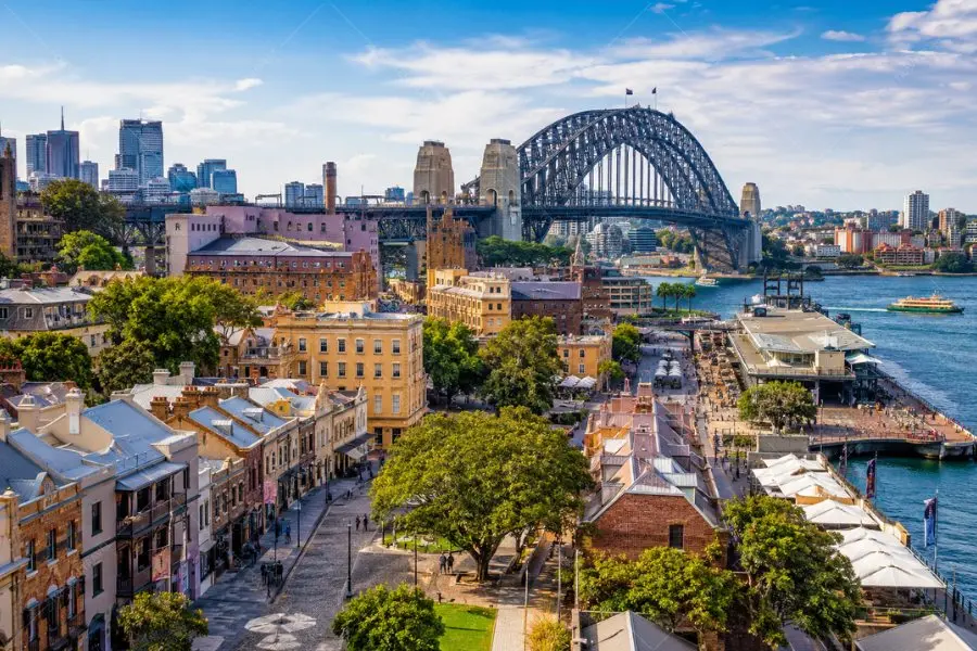 Toàn cảnh khu phố cổ The Rocks Sydney bên bờ vịnh với cầu cảng Sydney nổi tiếng