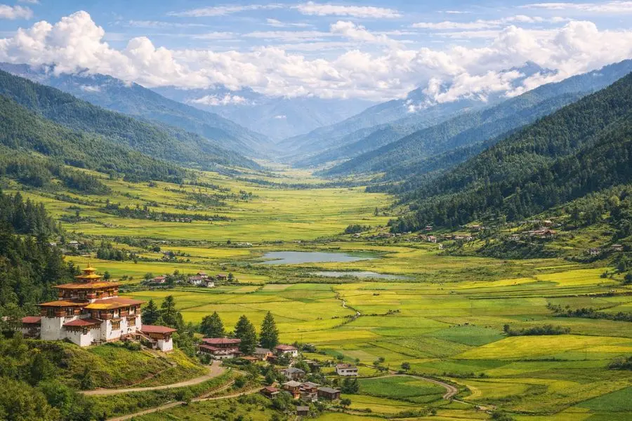 Thung lũng Phobjikha hiện lên như một bức tranh thiên nhiên yên bình với sắc xanh bao phủ