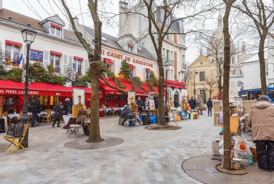 Quảng trường Tertre luôn là nơi hội tụ nhiều hoạ sĩ đường phố với những tác phẩm nghệ thuật tuyệt đẹp