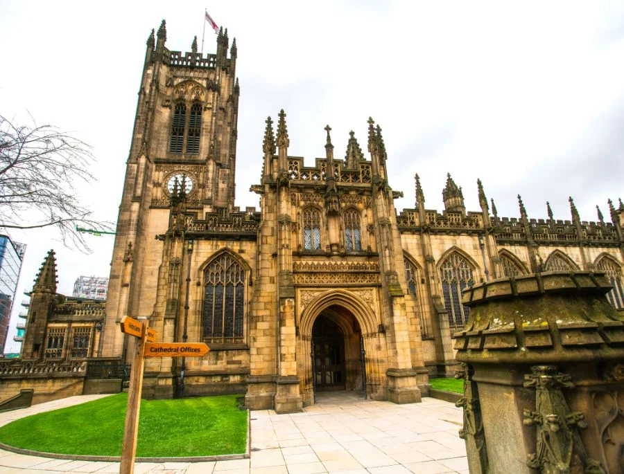 Nhà thờ lớn Manchester là một trong những công trình tôn giáo cổ kính và trang nghiêm nhất thành phố