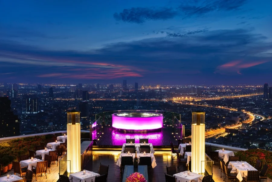 Sky Bar là một trong những điểm đến sang trọng và được biết đến như quán bar ngoài trời cao nhất thành phố
