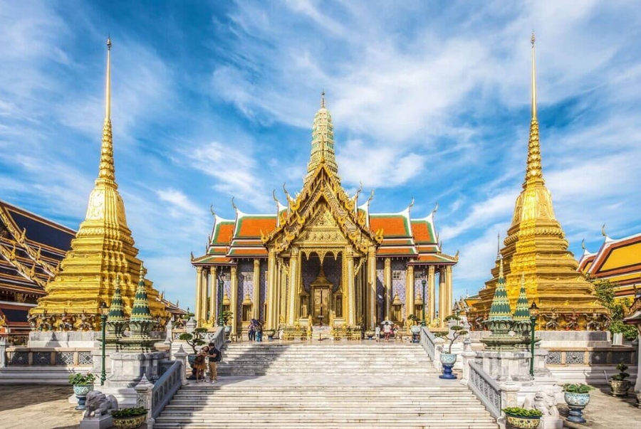 Wat Phra Kaew nằm trong khuôn viên cung điện Hoàng Gia và cũng là nơi diễn ra các nghi lễ quan trọng