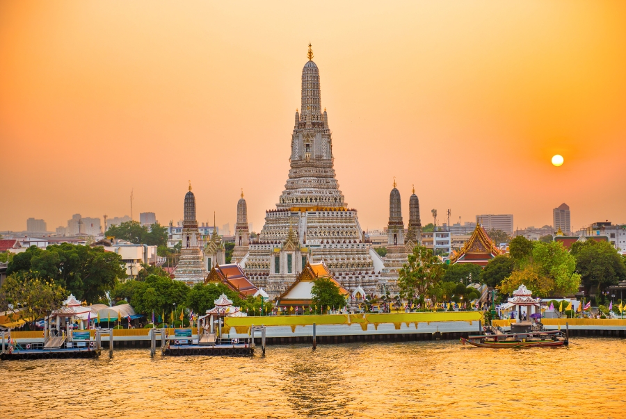 Wat Arun là ngôi chùa nổi tiếng bậc nhất Bangkok nằm bên bờ tây sông Chao Phraya