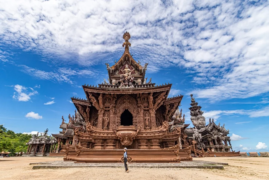 Lâu đài Sự Thật được làm hoàn toàn bằng loại gỗ teak quý hiếm
