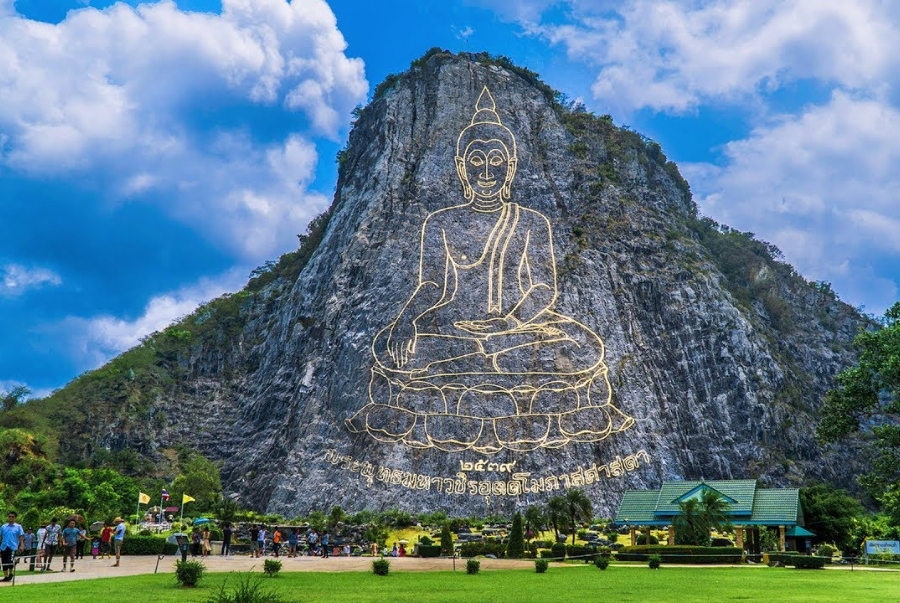 Núi Phật Vàng nổi tiếng với bức tượng Phật khổng lồ được khắc bằng tia laser