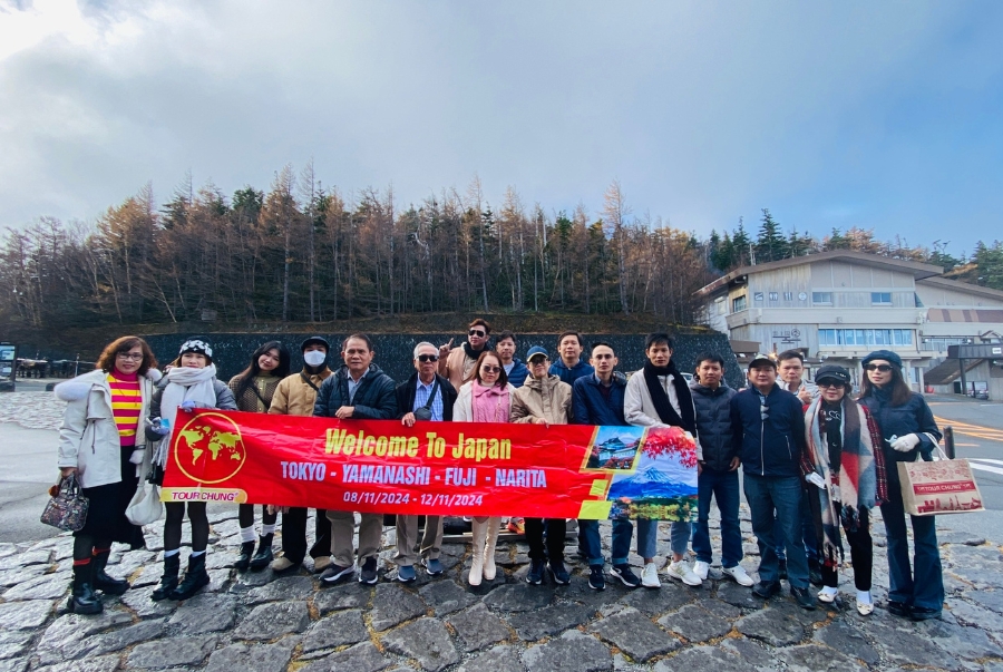 Đoàn khách Top Ten Travel tận hưởng khoảnh khắc cuối thu Nhật Bản