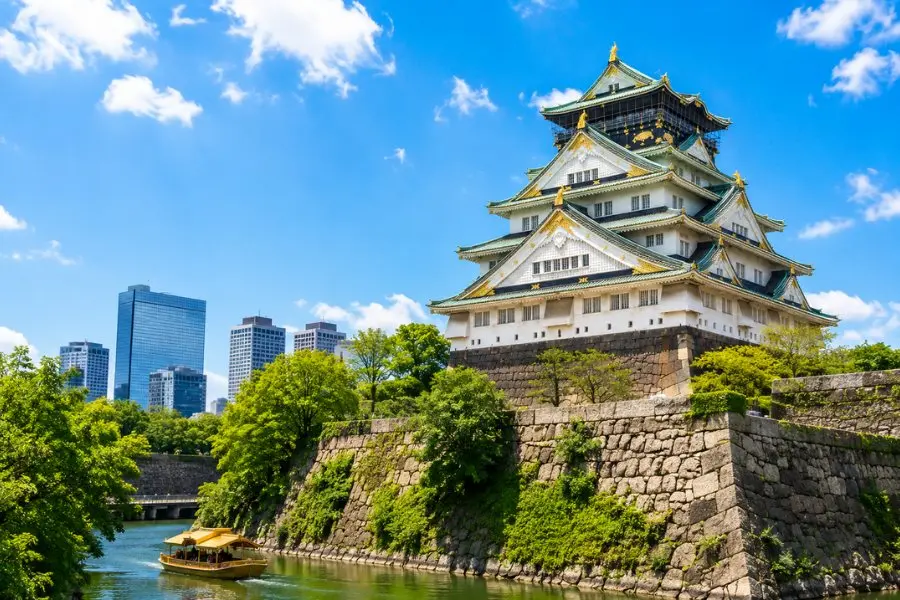 Khuôn viên Lâu đài Osaka rộng hơn 100 ha với không gian xanh mát và hồ nước trong lành