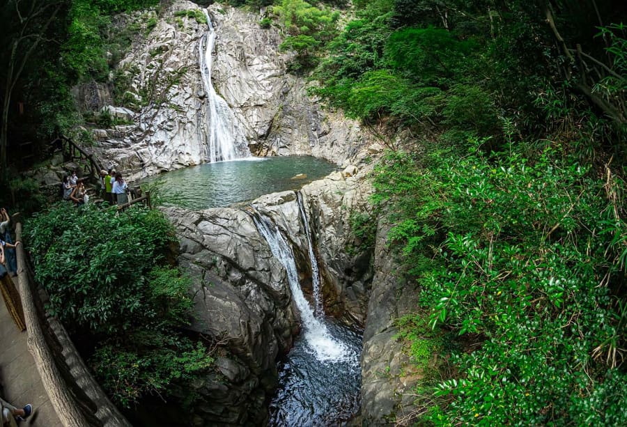 Nunobiki Falls là một thác nước tự nhiên hùng vĩ và xanh mát tại Nhật Bản