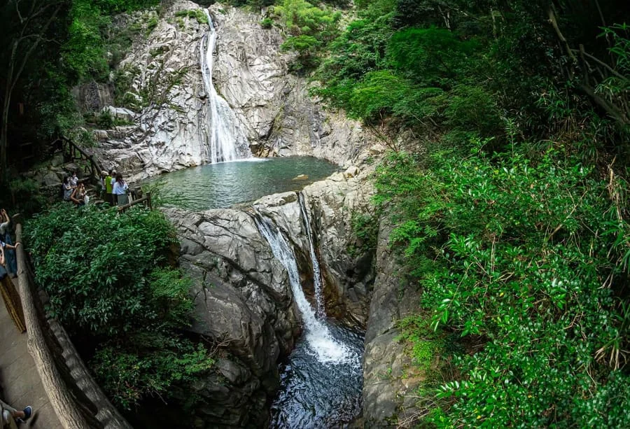 Nunobiki Falls là một thác nước tự nhiên hùng vĩ và xanh mát tại Nhật Bản