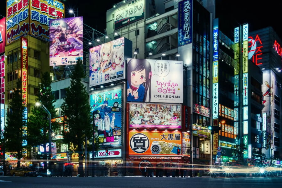 Bước chân vào khu phố Akihabara, bạn sẽ ngay lập tức bị cuốn hút bởi một thế giới đầy màu sắc