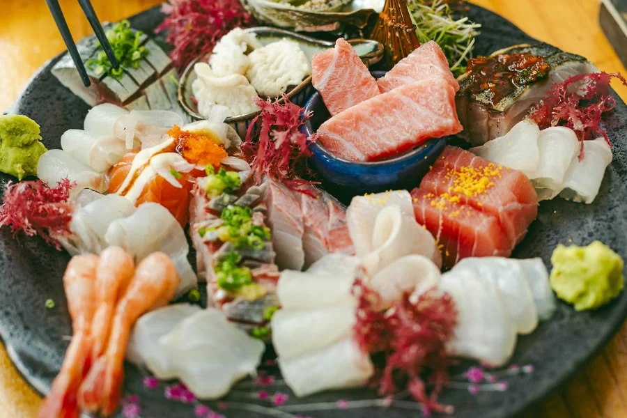 Từng miếng cá trong veo, óng ánh, được cắt tỉa khéo léo, giữ trọn vẹn vị ngọt tự nhiên, thanh mát tan chảy trên đầu lưỡi