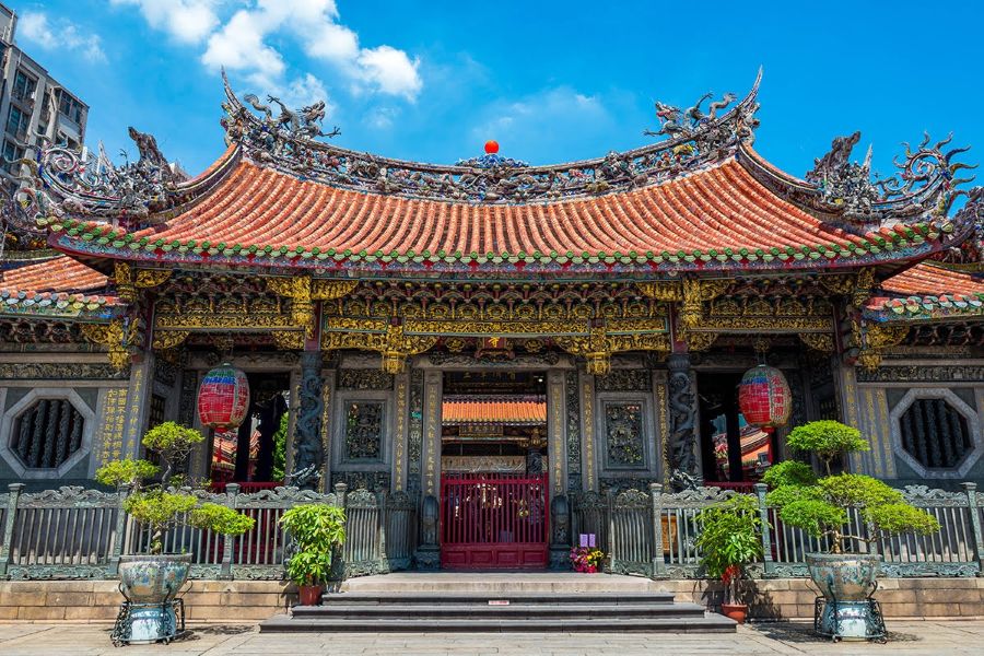 Chùa Long Sơn là một trong những ngôi chùa cổ kính nhất Đài Loan