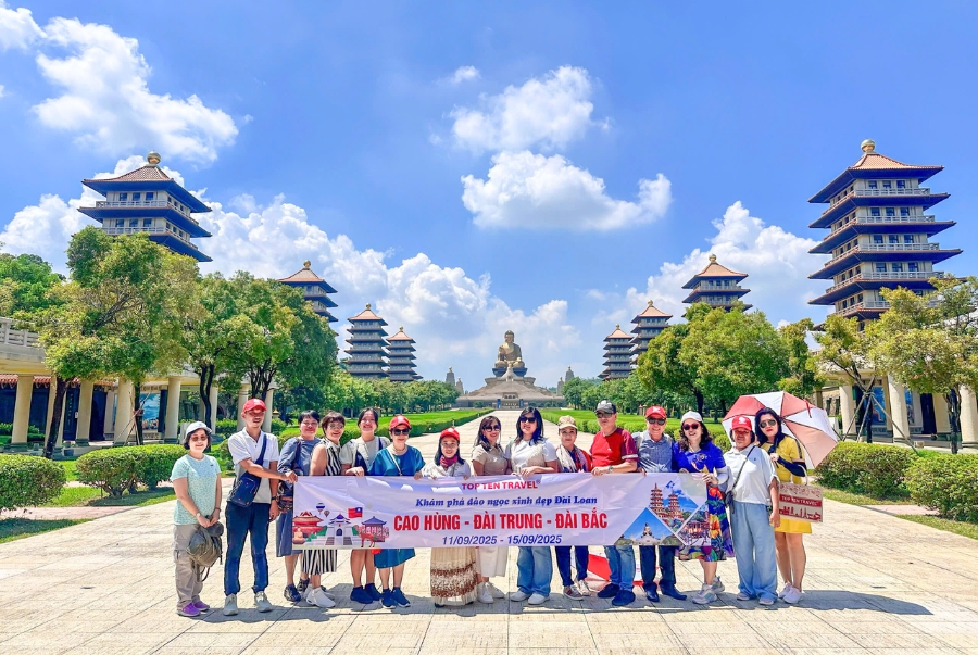 Đoàn khách Top Ten Travel cùng đến tham quan quần thể kiến trúc Phật Quang Sơn Tự lớn nhất Đài Loan