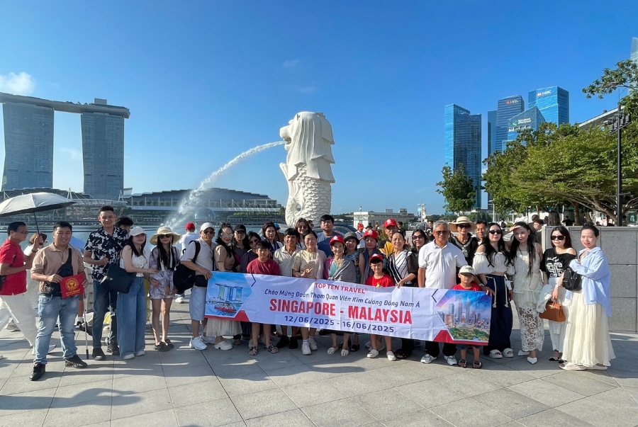 Đoàn khách cùng nhau check-in tại công viên Merilon