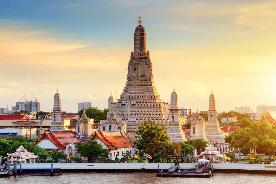 Điểm nhấn của Wat Arun là toà tháp trung tâm cao hơn 70 mét