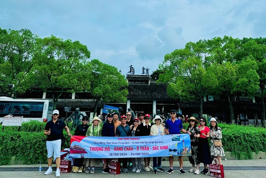 Đoàn khách Top Ten Travel check in lưu giữ kỷ niệm đáng nhớ tại Thượng Hải Trung Quốc