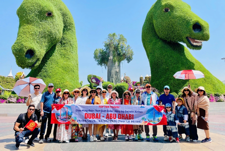 Đoàn khách nhà Top Ten Travel cùng đến tham quan Miracle Garden