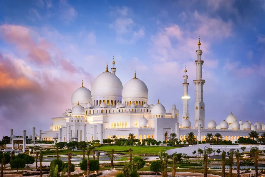 Thánh đường Hồi giáo lớn nhất UAE với kiến trúc tinh xảo cùng đá cẩm thạch trắng pha lê