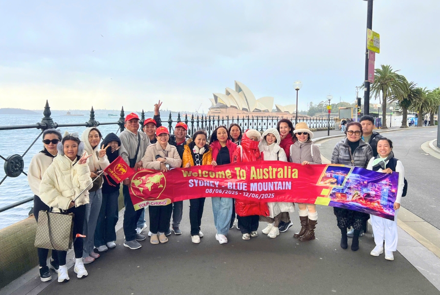 Đoàn khách Top Ten Travel cùng check-in khi đến tham quan nhà hát Con Sò