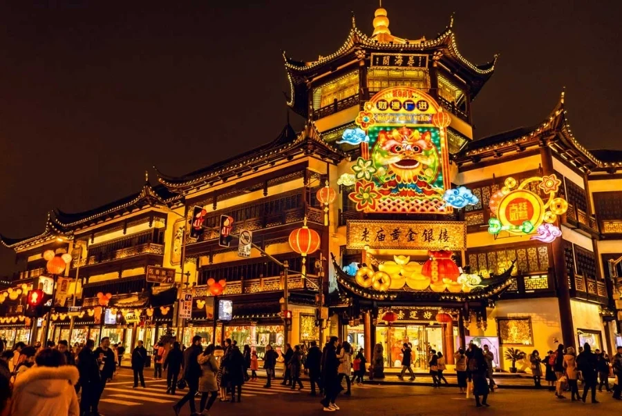 Miếu Thành Hoàng rực rỡ ánh đèn khi đêm về