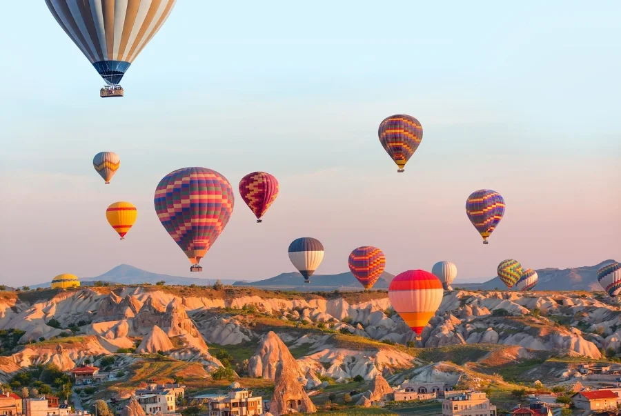 Ngồi trên khinh khí cầu bay lơ lửng giữa bầu trời là trải nghiệm khiến nhiều du khách nhớ mãi