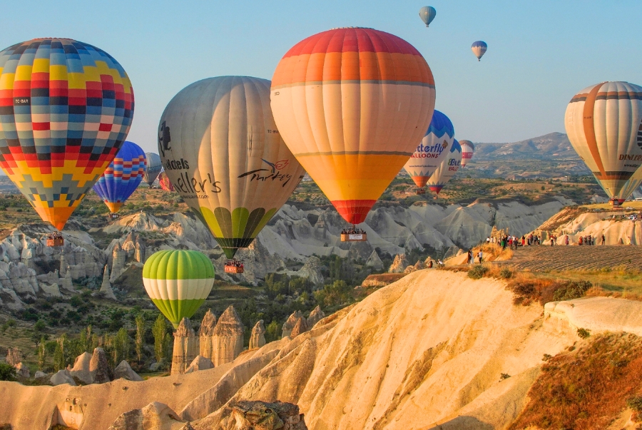 Địa hình Cappadocia được hình thành từ hành triệu năm kiến tạo địa chất tạo nên những thung lũng rộng lớn