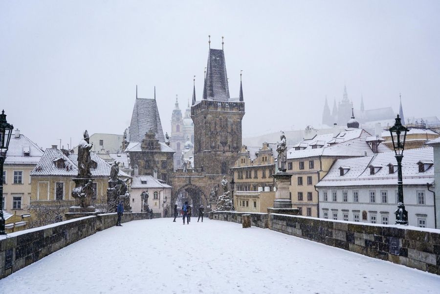 Cầu Charles là biểu tượng lịch sử và nghệ thuật của Prague