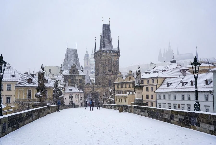 Cầu Charles là biểu tượng lịch sử và nghệ thuật của Prague
