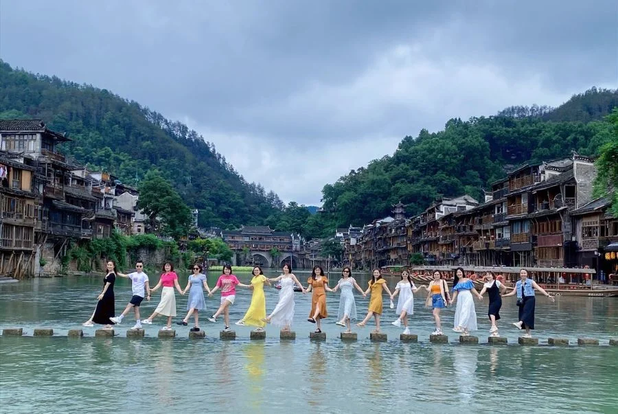 Cầu đá nhảy là biểu tượng nổi bật nhất mà Bạn không thể bỏ qua khi đi du lịch Phượng Hoàng Cổ Trấn