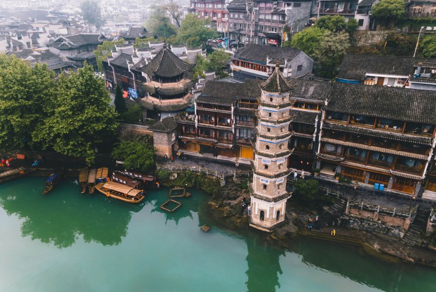 Tháp Vạn Danh - Một kiến trúc cổ cao vút, nằm uy nghi bên dòng sông Đà Giang
