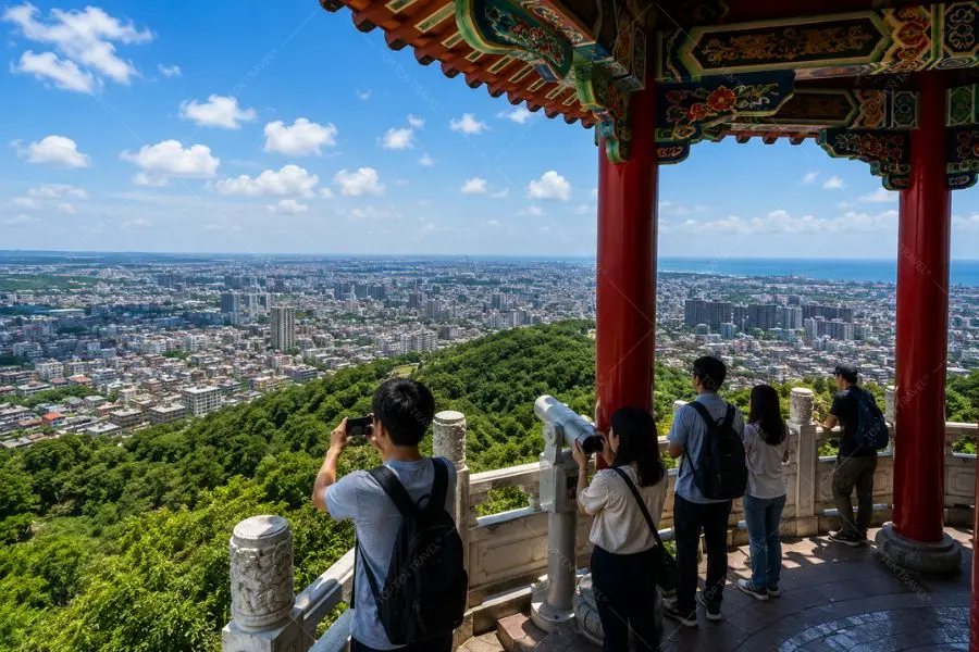 Du khách có thể ngắm toàn cảnh thành phố từ đài quan sát trên cao