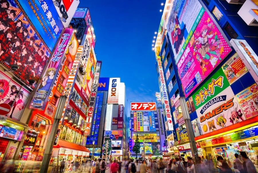 Tokyo về đêm nổi tiếng với những con phố nhộn nhịp sắc màu