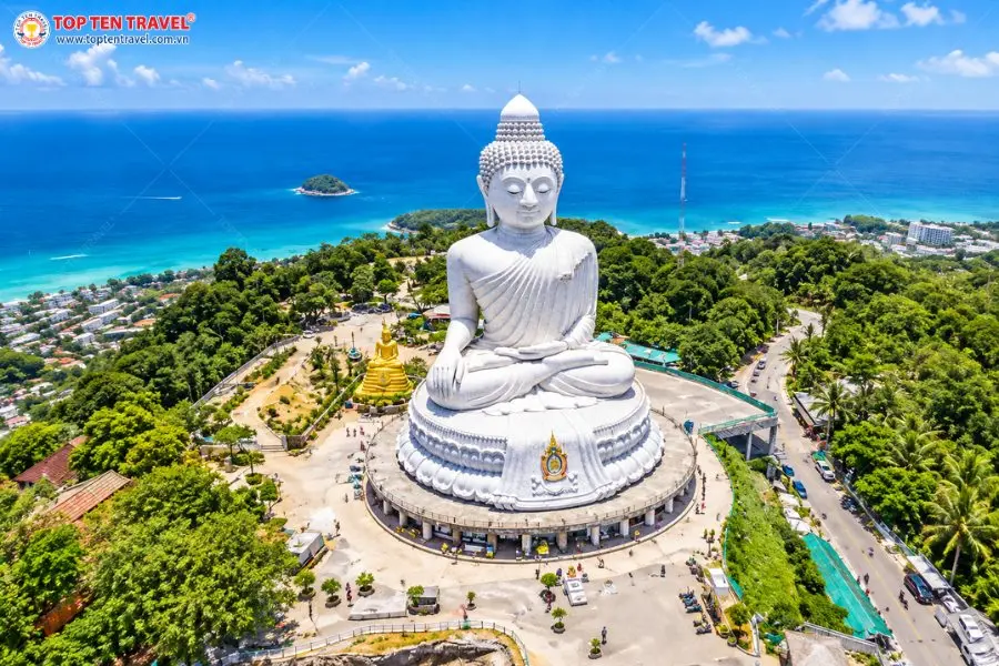 Big Buddha Phuket nổi bật với tượng Phật trắng uy nghi giữa khung cảnh núi rừng và biển xanh