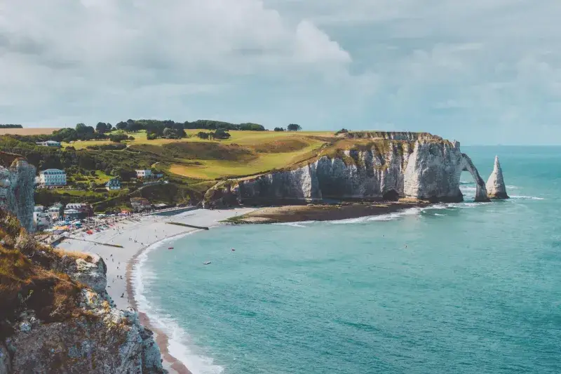 Những vách đá Étretat bằng đá phấn trắng vươn ra biển