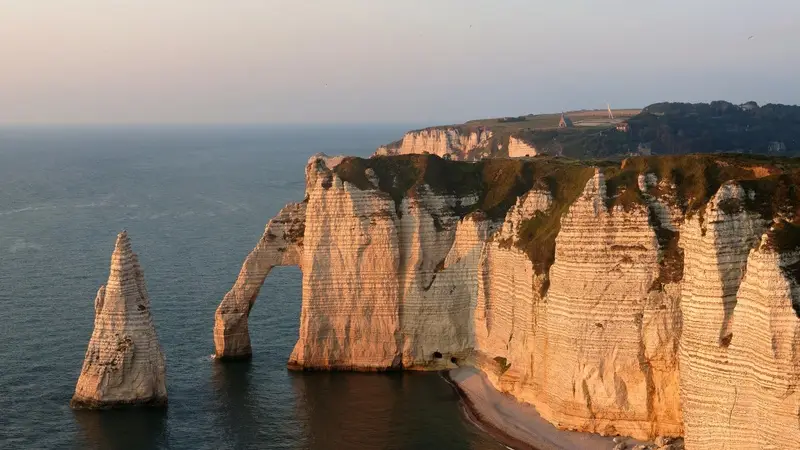 Étretat với những cổng vòm đá tự nhiên nằm dọc bờ biển