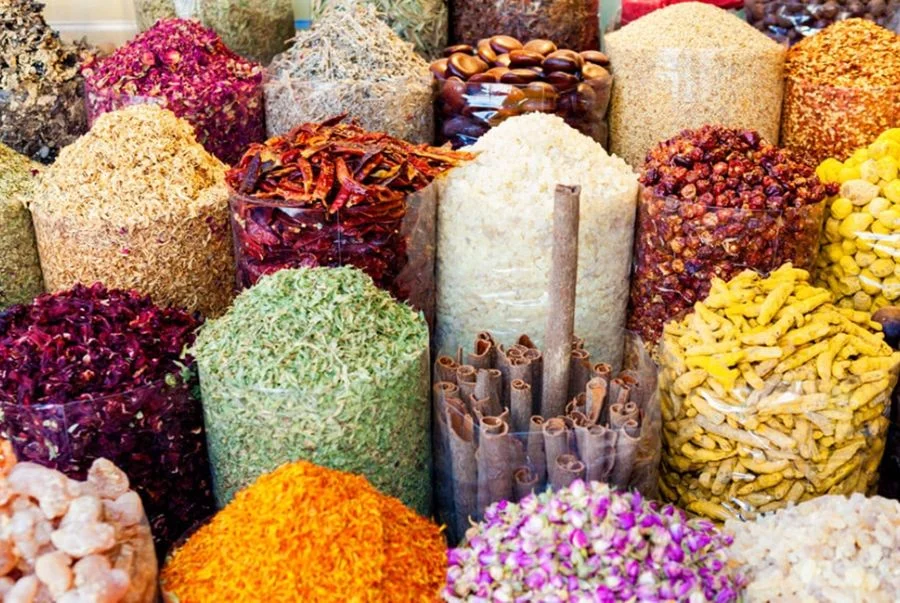 Cac món ăn tại Ai Cập đa số sử dụng các loại nguyên liệu thảo mộc như rau mùi, hạt thì là, quế, đinh hương, nhục đậu khấu...