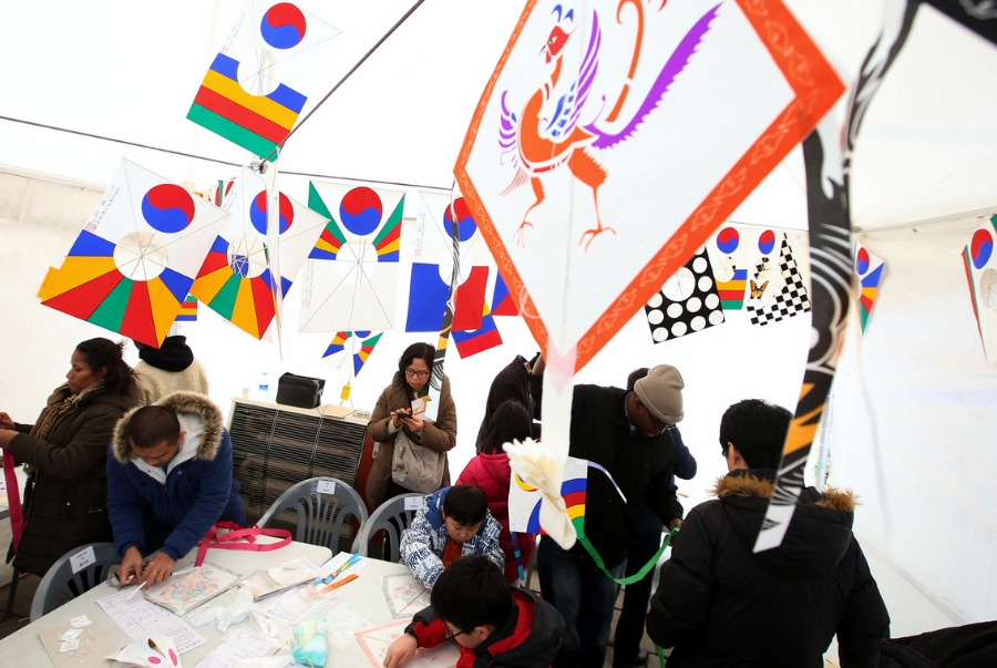 Những cánh diều thả vào ngày Tết đều được làm thủ công có hình vuông hoặc bát giác