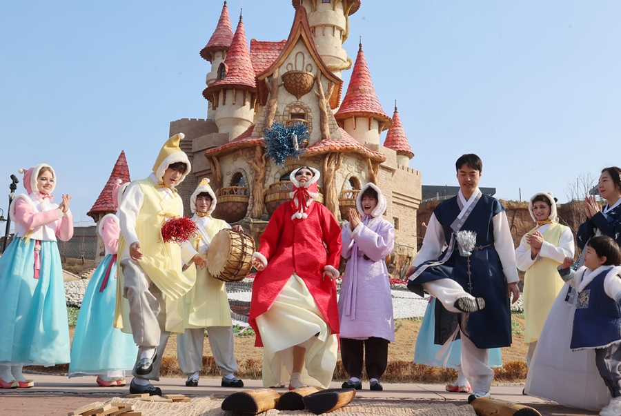 Jegichagi là một trò chơi dân gian quen thuộc của người Hàn có nét tương đồng với đá cầu ở Việt Nam