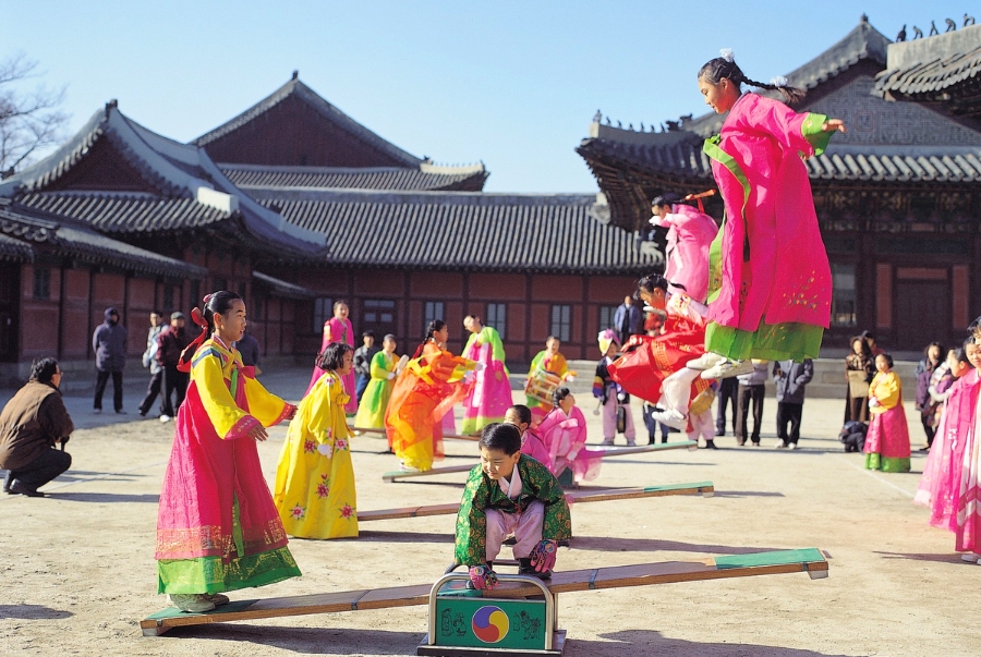 Neolttwigi là trò chơi bập bênh thường dành cho phụ nữ và trẻ em gái