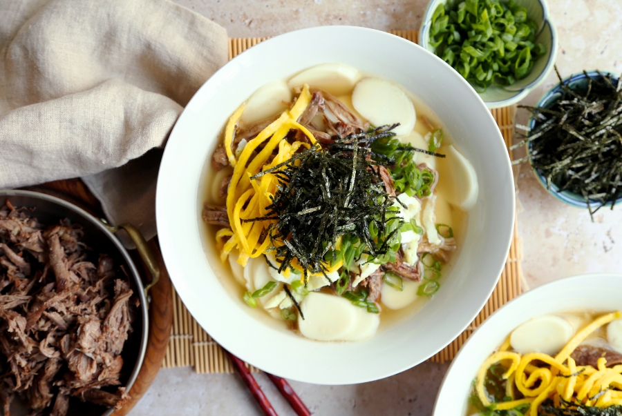 Ăn Tteokguk vào đầu năm tượng trưng cho việc khởi đầu năm mới thật may mắn