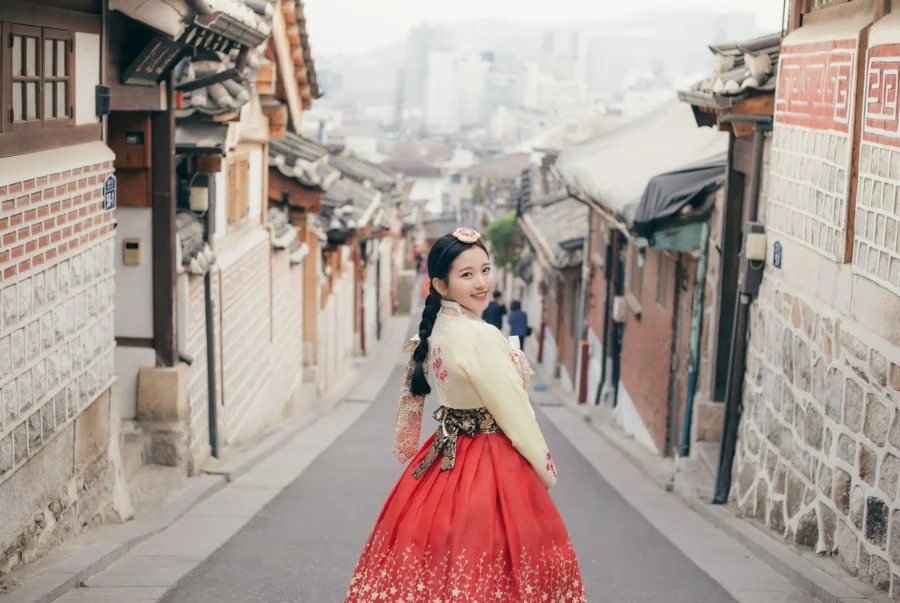 Mặc hanbok và chụp ảnh tại làng cổ là một trải nghiệm mà bất kỳ du khách nào đến du lịch Hàn Quốc cũng yêu thích