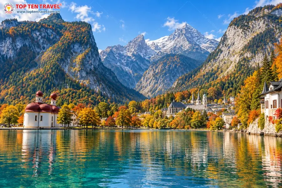 Berchtesgaden mùa thu nổi bật với hồ xanh, nhà thờ mái đỏ và dãy núi Alps