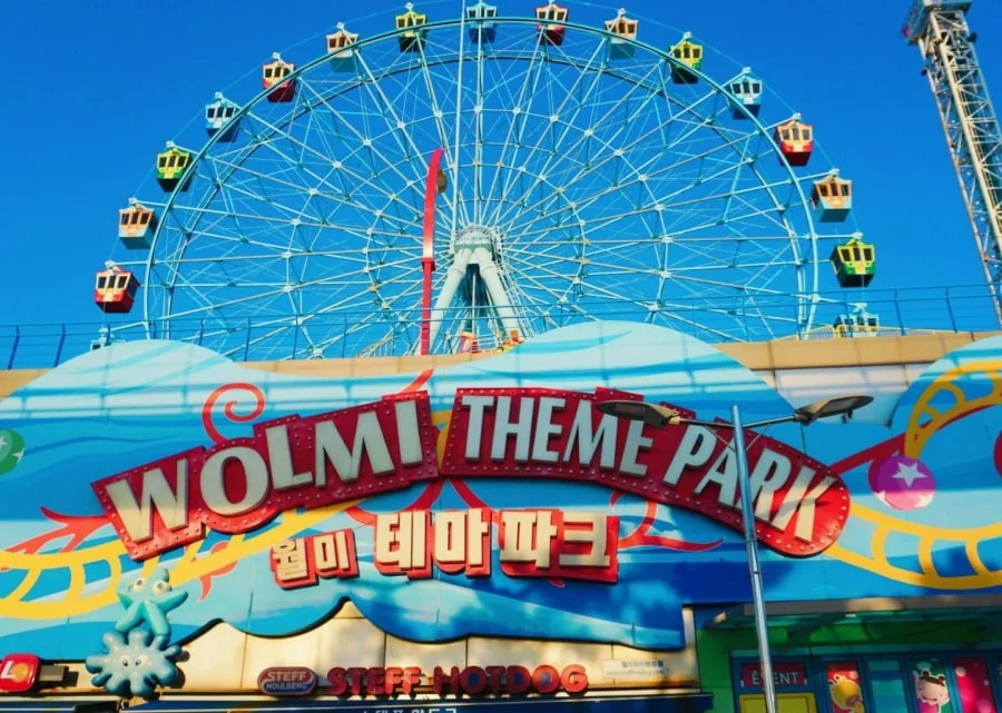 Vòng quay khổng lồ Ferris Wheel là điểm nhấn nổi bật của công viên