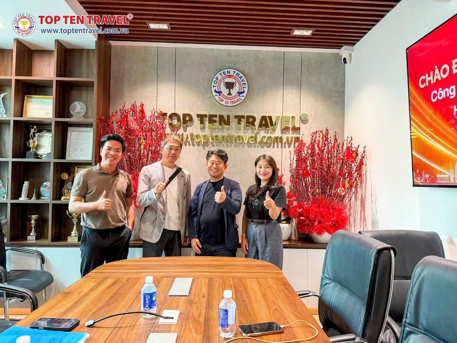 Đại diện Top Ten Travel chụp ảnh lưu niệm cùng 2 đại diện land tour đến từ Nhật Bản