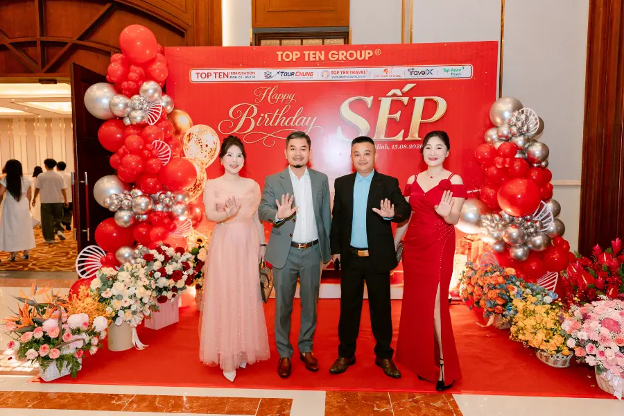 Ban Lãnh Đạo Top Ten Travel chụp ảnh lưu niệm tại buổi tiệc “FAMILY DAY & HAPPY BIRTHDAY SẾP”