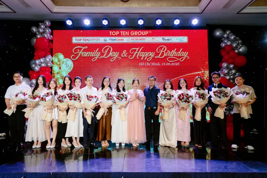 Ban Lãnh Đạo Top Ten Travel trao hoa và quà tặng cho những nhân viên có sinh nhật trong tháng 8