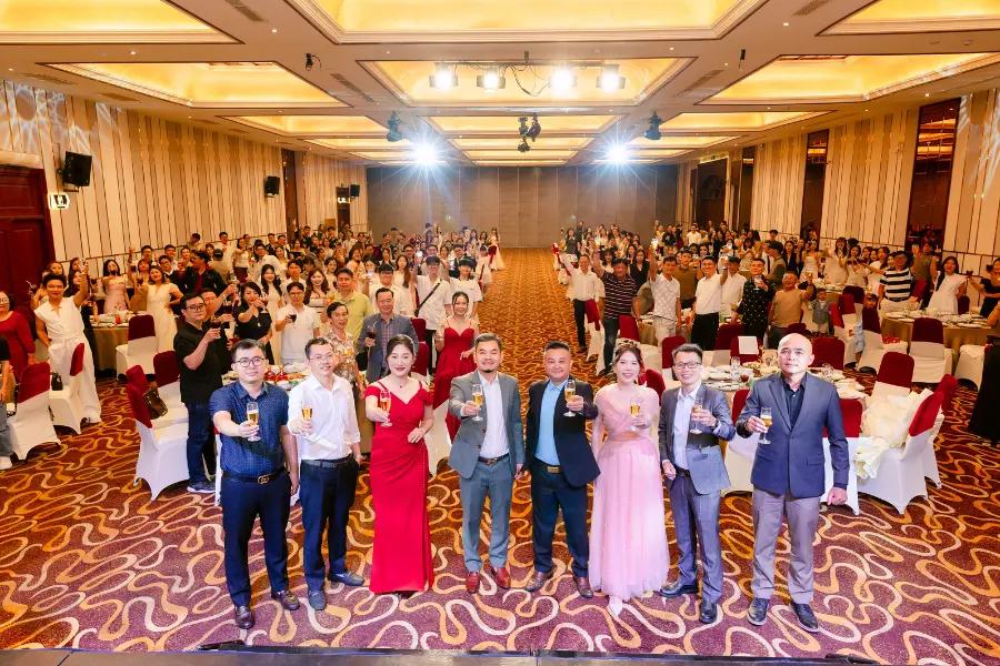 Ban Lãnh Đạo Top Ten Group cùng nhau nâng ly, bắt đầu bữa tiệc “FAMILY DAY & HAPPY BIRTHDAY SẾP”