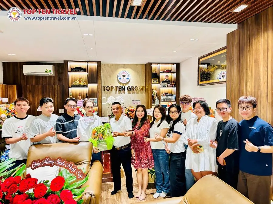 Phòng Hàn Quốc tặng hoa và chúc mừng sinh nhật Sếp