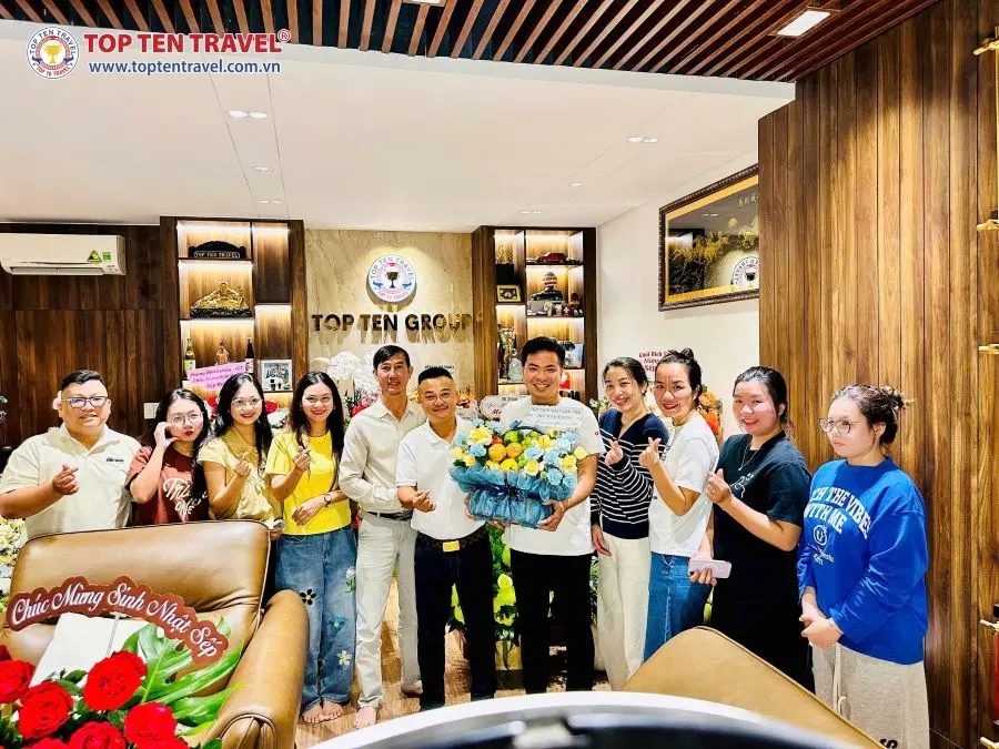 Phòng Nhật Bản tặng hoa và chúc mừng sinh nhật Sếp